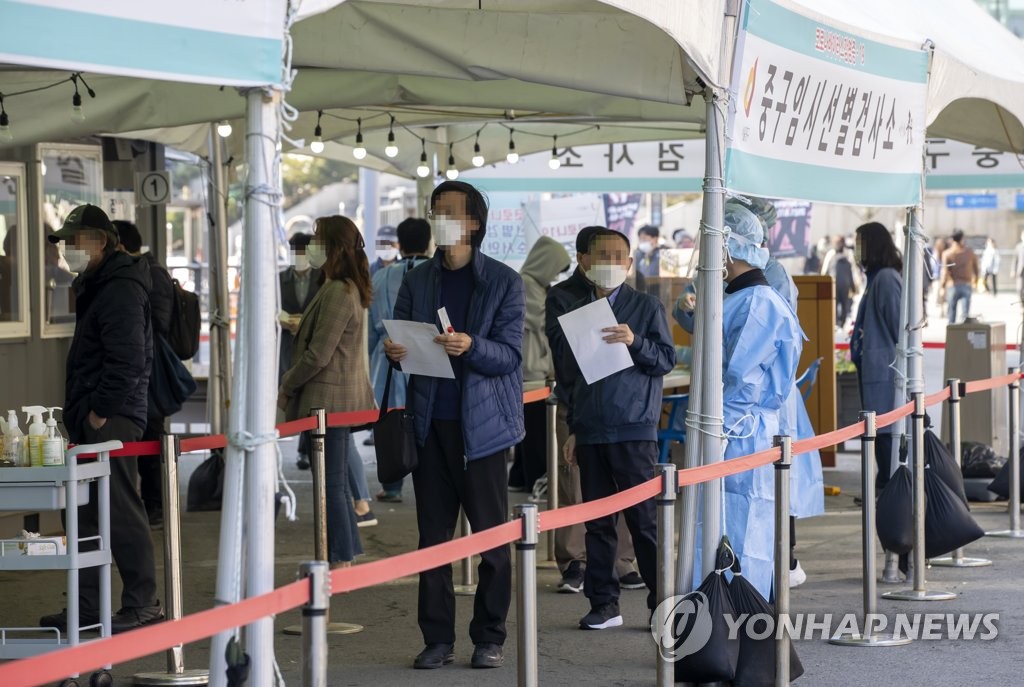 People line up to be tested for COVID-19 at a temporary testing center at Seoul Station in central Seoul on April 8, 2021. (Yonhap)