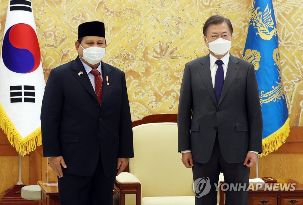 Moon meets Indonesian defense chief Moon meets Indonesian defense chief