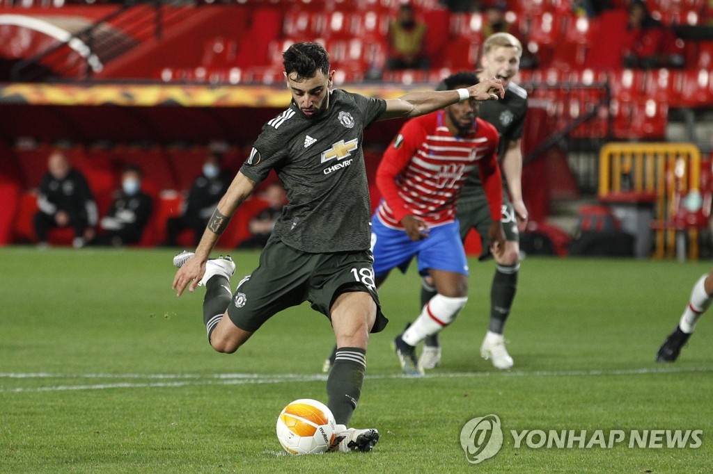 UEL 8강 1차전서 페널티킥 득점하는 맨유 페르난데스