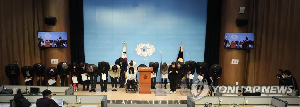 허리숙여 인사하는 민주당 초선 의원들