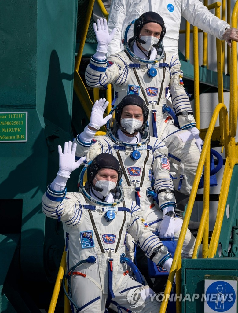 우주선 '소유스 MS-18'에 탑승하는 러시아·미국 우주인들