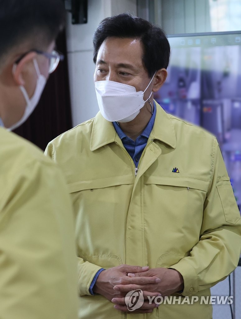 생활치료센터 현황 보고받는 오세훈 시장