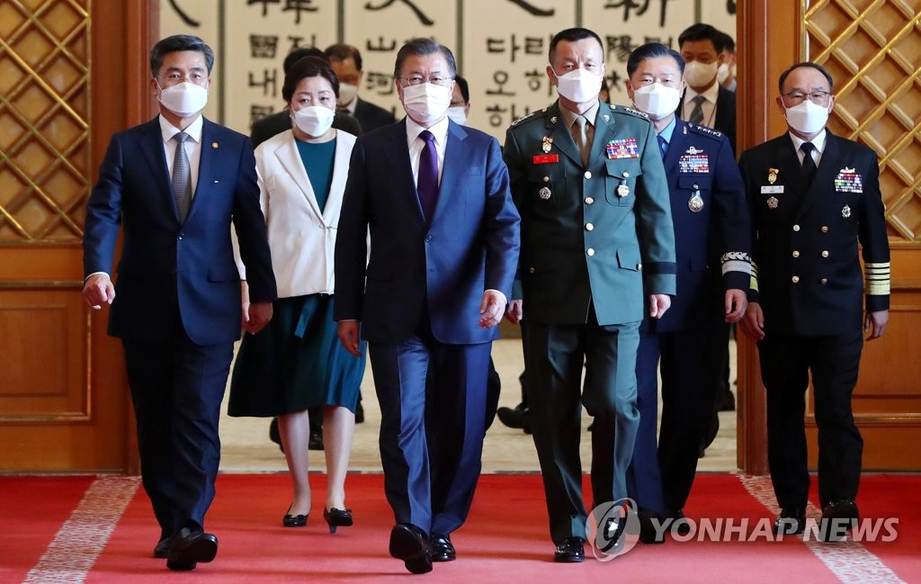 환담장 이동하는 문재인 대통령