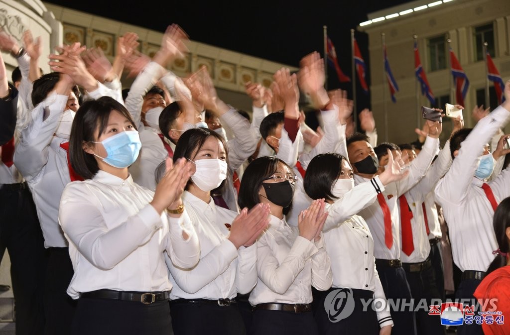 마스크 쓰고 불꽃놀이 관람하는 북한 청년들