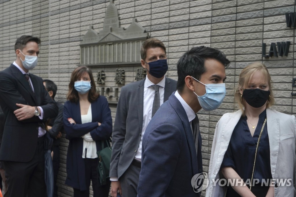 홍콩 범민주진영 인사 재판 방청 나선 서방국 외교관들