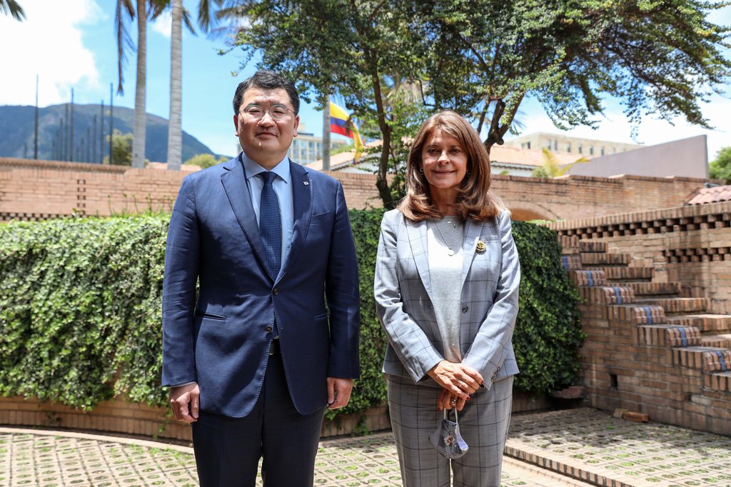 El vicecanciller surcoreano con la vicepresidenta colombiana El vicecanciller surcoreano con la vicepresidenta colombiana