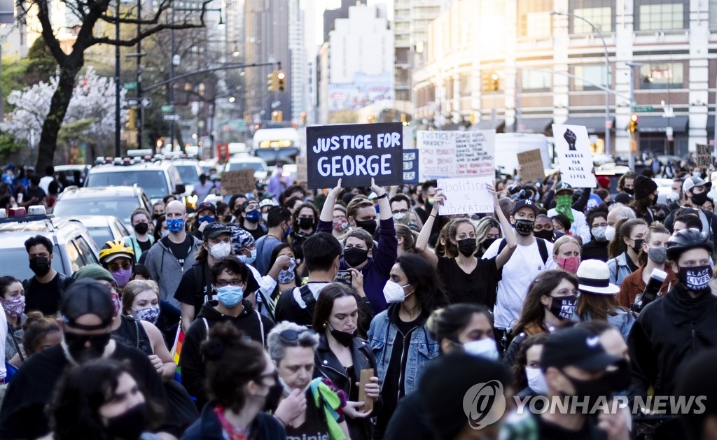 '플로이드 사건' 유죄평결 환영 행진하는 미 뉴욕 시민들