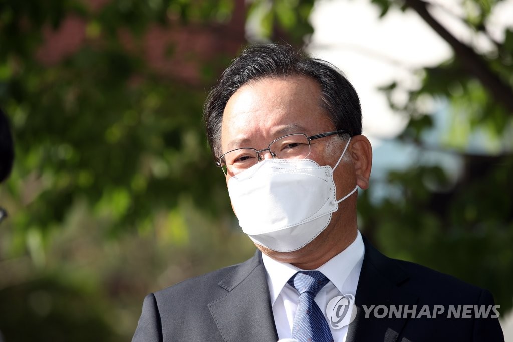 답하는 김부겸 국무총리 후보자