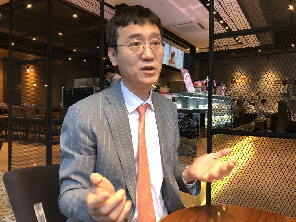 인터뷰하는 국민의힘 김웅 의원