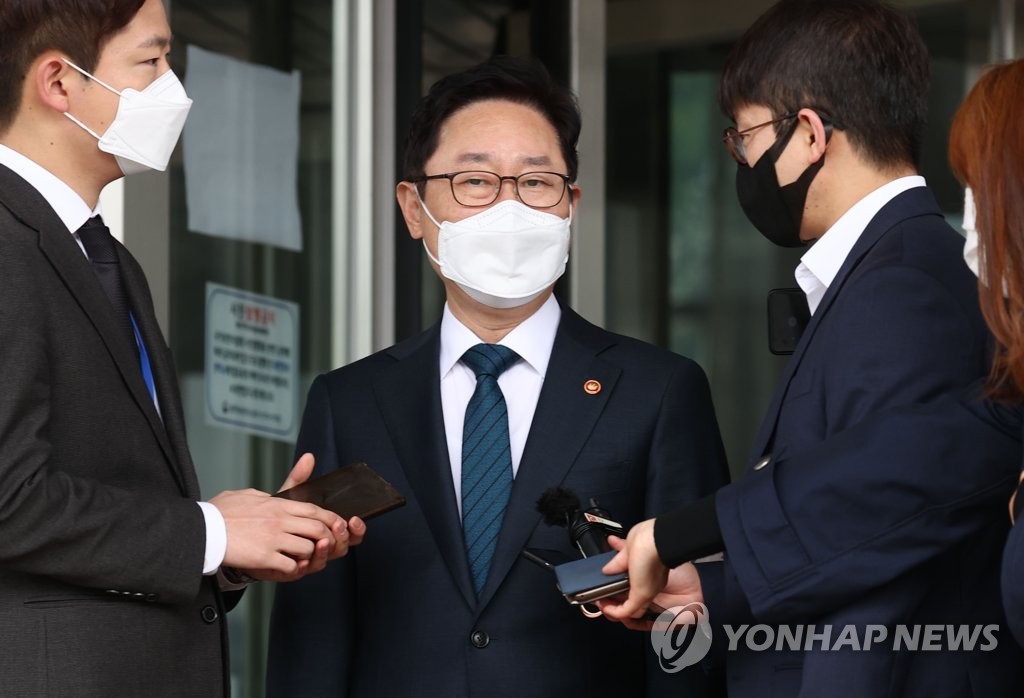 취재진 질문에 답하는 박범계 장관