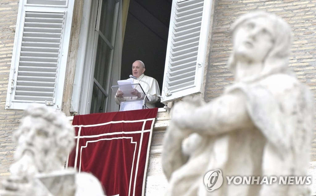 신자들과 함께 기도행사 참여하는 프란치스코 교황
