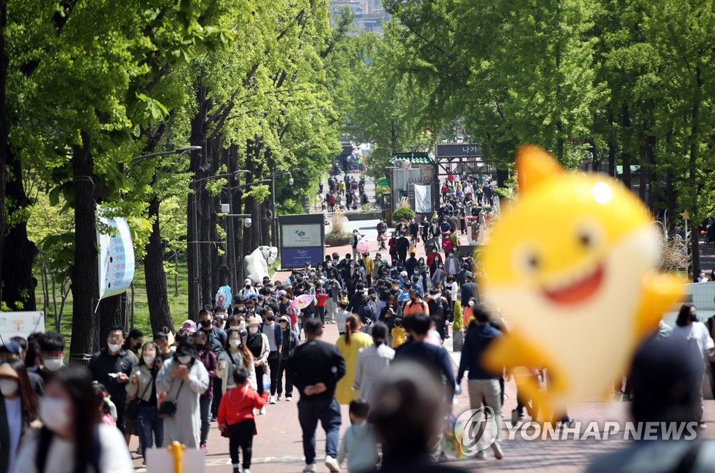 Crowded children's park in Seoul Crowded children's park in Seoul