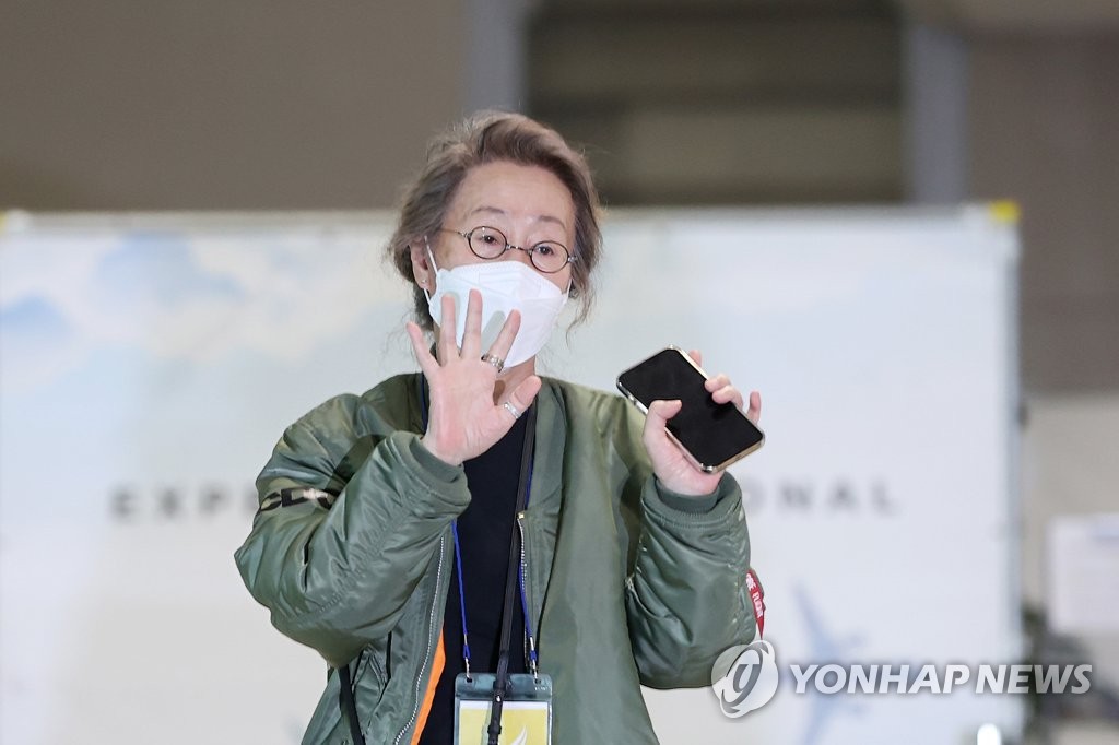 Youn Yuh-jung makes a triumphant return to South Korea on May 8, 2021, nearly two weeks after winning an Oscar for her role in the immigrant film "Minari." (Yonhap)