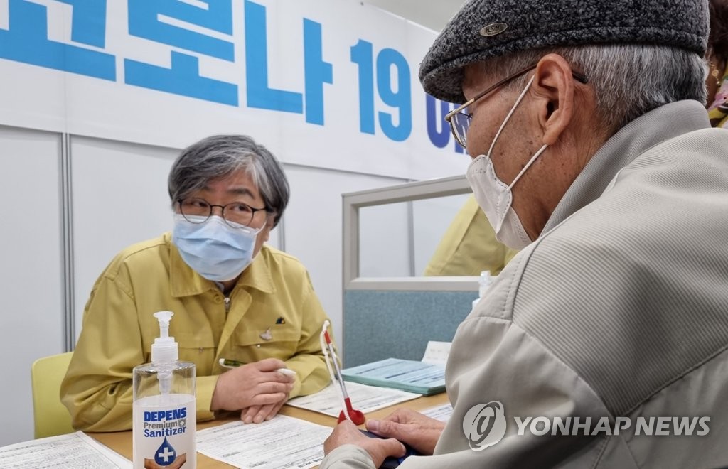 Health chief at vaccination center Health chief at vaccination center