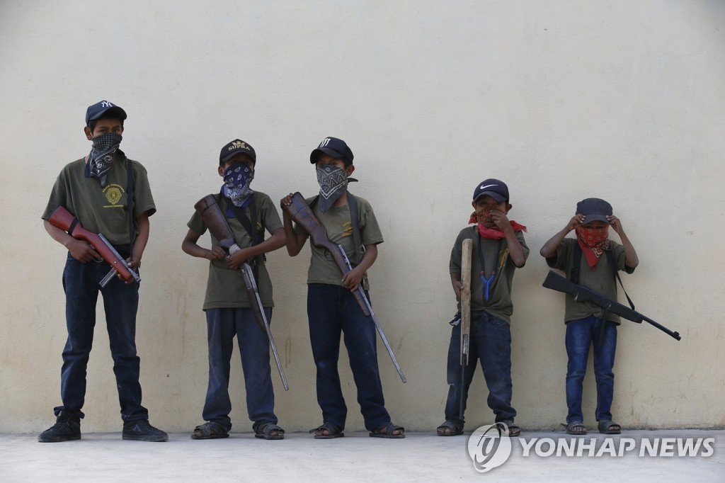 총 들고 중앙정부에 치안 호소하는 멕시코 시골 아이들