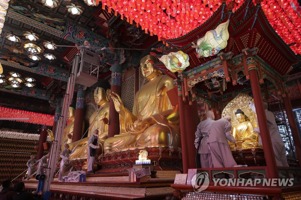 Nettoyage de statues de Bouddha Nettoyage de statues de Bouddha