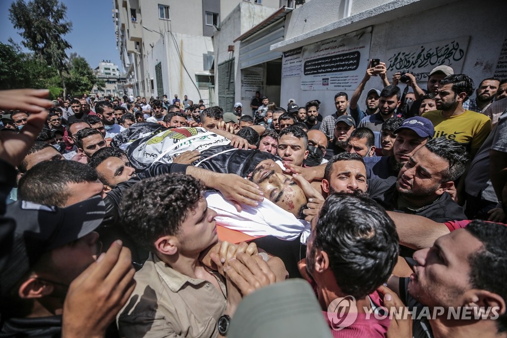 이스라엘군 공습 사망자 장례식 치르는 팔레스타인인들