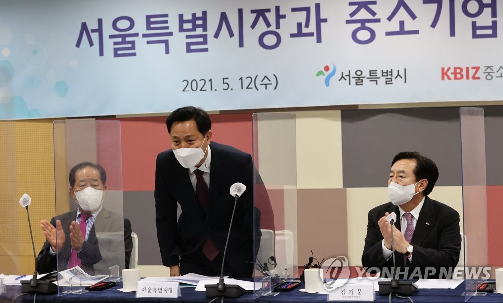 인사하는 오세훈 서울시장