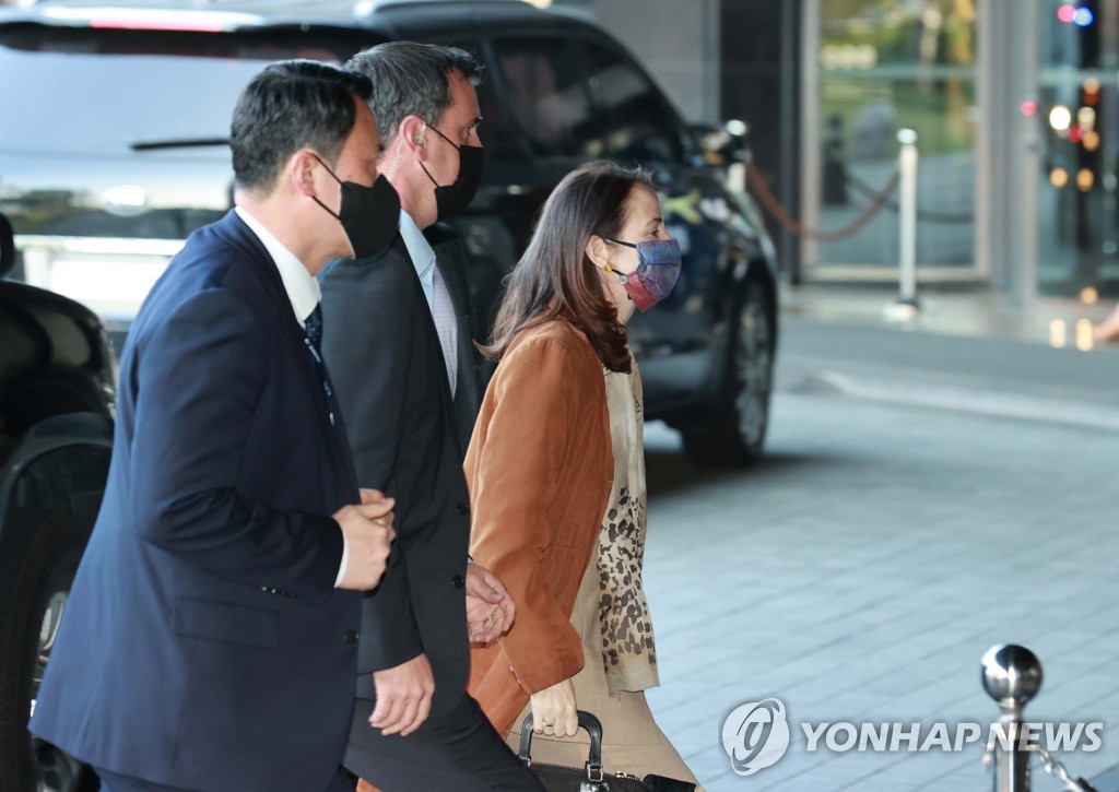 U.S. intelligence chief visits Seoul U.S. intelligence chief visits Seoul