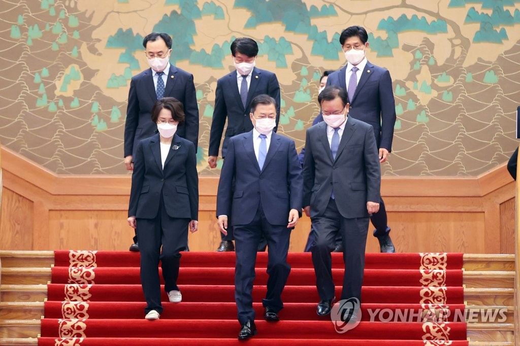 문 대통령과 신임 총리, 장관들