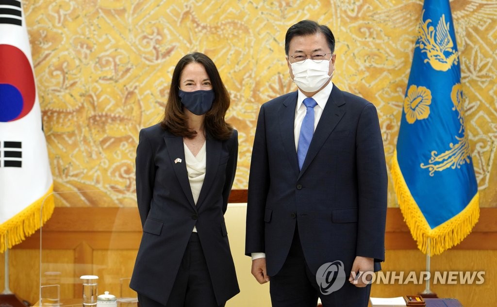 Moon meets U.S. intelligence chief Moon meets U.S. intelligence chief