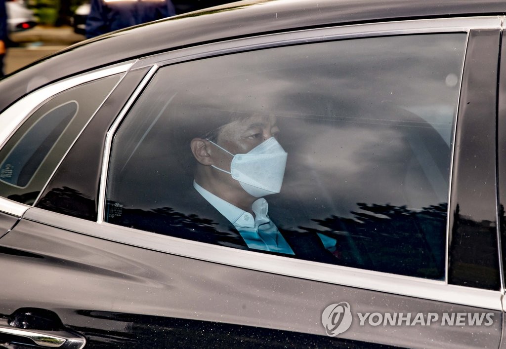 출근하는 이성윤 서울중앙지검장