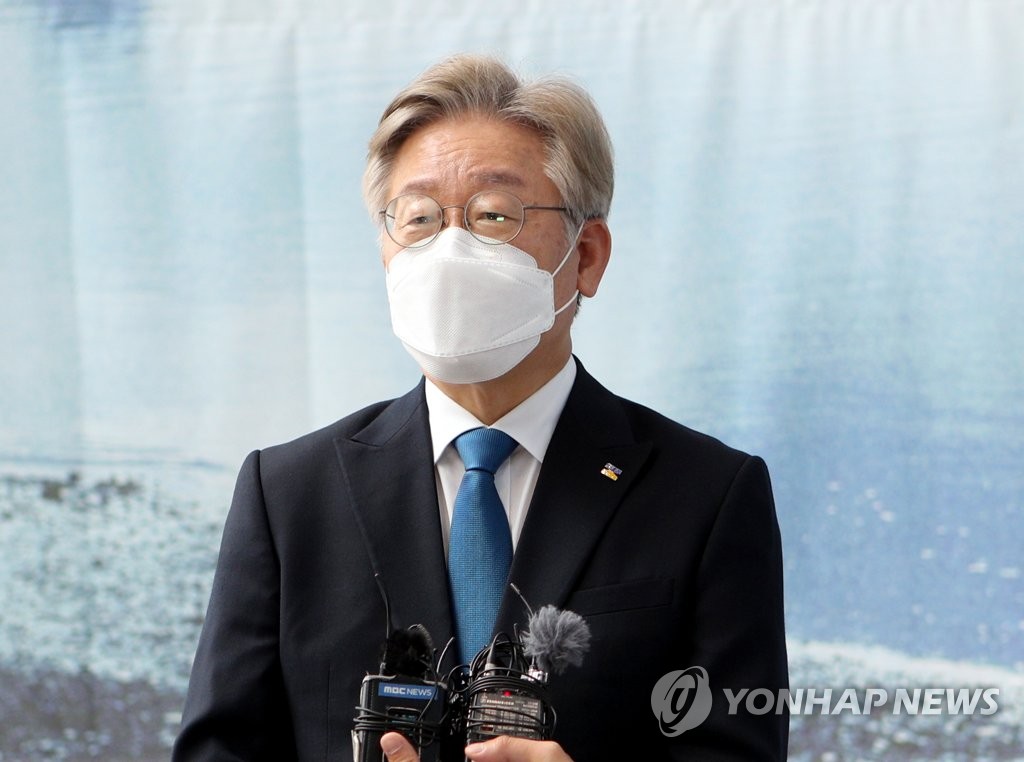 질의에 답하는 이재명 경기지사