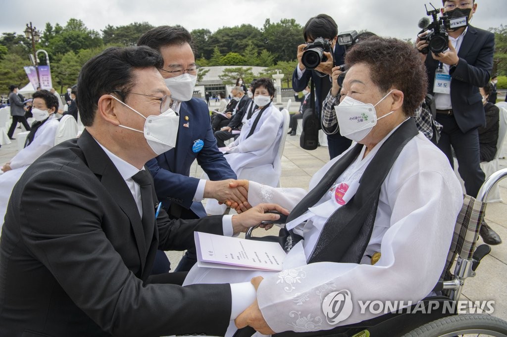 5·18 유가족 위로하는 송영길