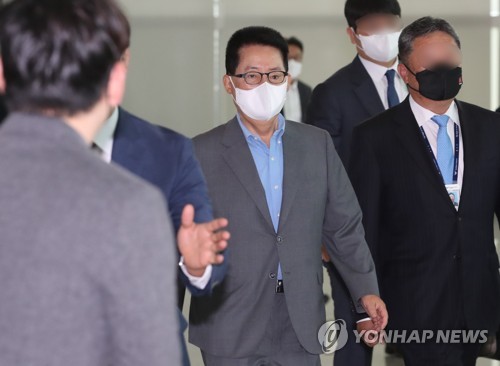 미국 방문하는 박지원 국정원장…출국장으로