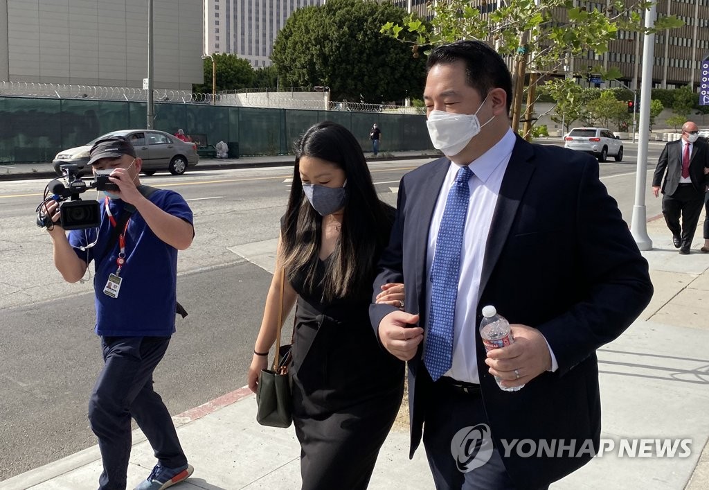 미국 법정 출석한 '북한 대사관 습격' 크리스토퍼 안