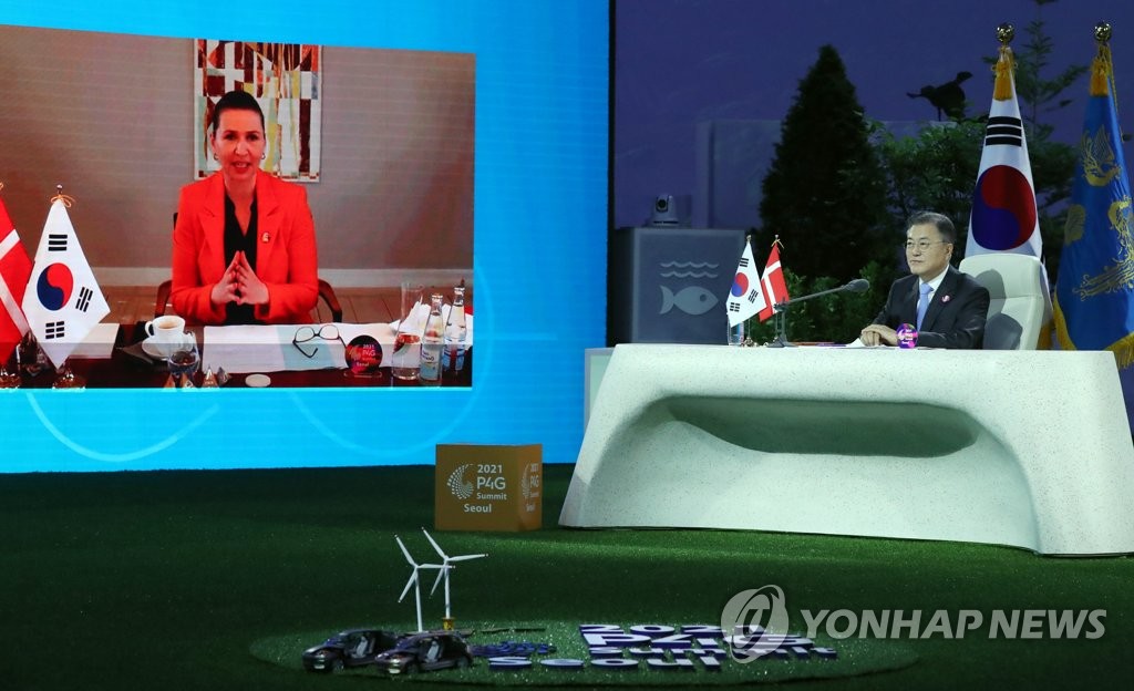 La Première ministre danoise, Mette Frederiksen, prend la parole lors d'un sommet bilatéral via visioconférence avec le président Moon Jae-in dans l'après-midi du dimanche 30 mai 2021. Cette rencontre a eu lieu juste avant l'ouverture du sommet P4G de Séoul sur la lutte contre le changement climatique et la neutralité carbone 2050.
