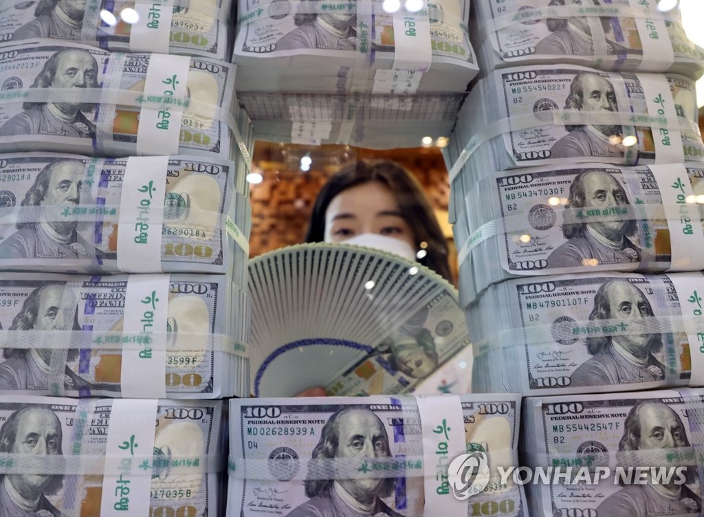 ソウルのハナ銀行本店で米ドル紙幣を数える行員（資料写真）＝（聯合ニュース）