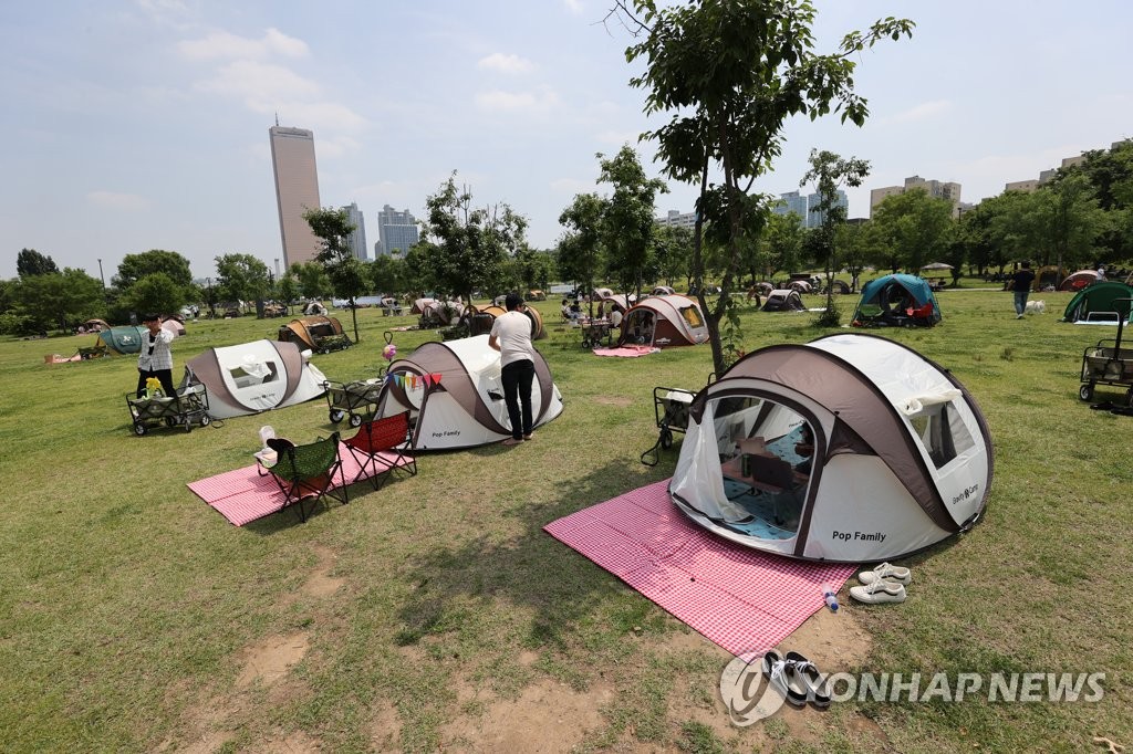 무더위에 텐트 집결