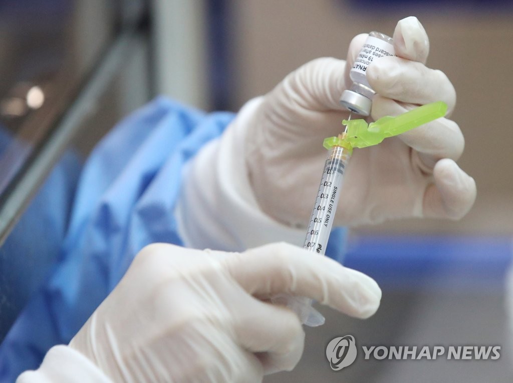 A health worker prepares to give a COVID-19 vaccine shot at an inoculation center in Seoul on June 8, 2021. (Yonhap)