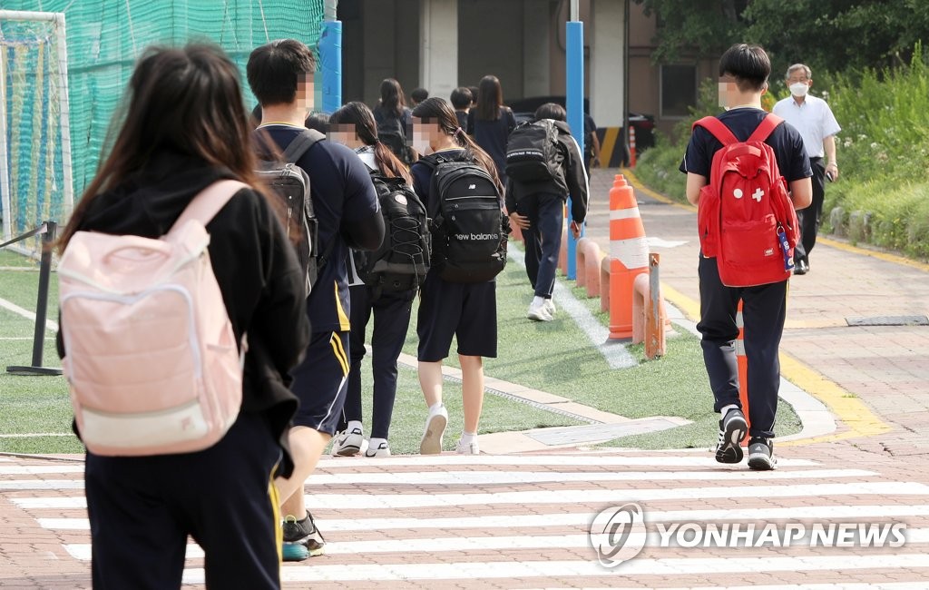 지난 14일 서울의 한 중학교에서 학생들이 등교하고 있다. [사진공동취재단. 연합뉴스 자료사진. 재판매 및 DB 금지]