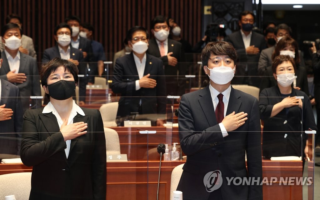 국기에 대한 경례하는 이준석 대표와 의원들