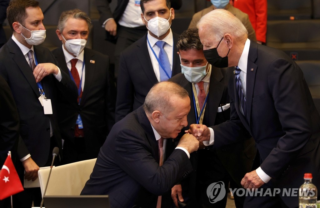 에르도안 터키 대통령과 주먹 인사 나누는 바이든