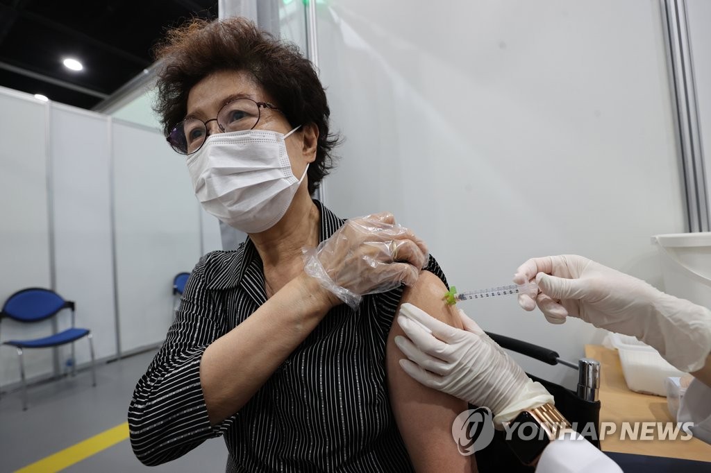 A senior citizen receives a COVID-19 vaccine shot at a makeshift clinic in western Seoul on June 17, 2021. (Yonhap)