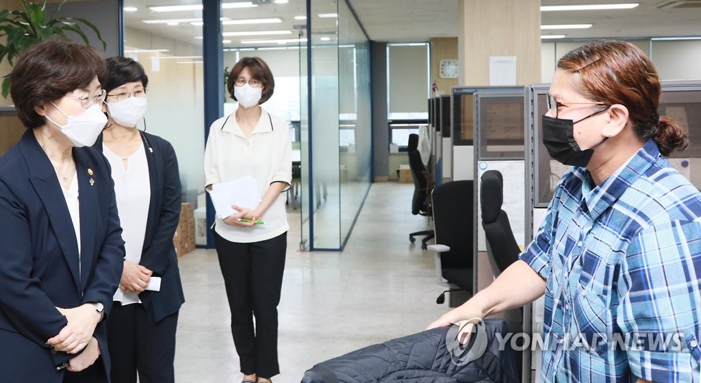 정영애 여가부 장관, 다문화가족 상담 센터 방문