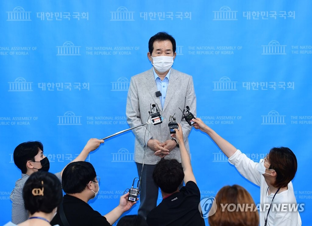 취재진 질문에 답하는 정세균 전 총리