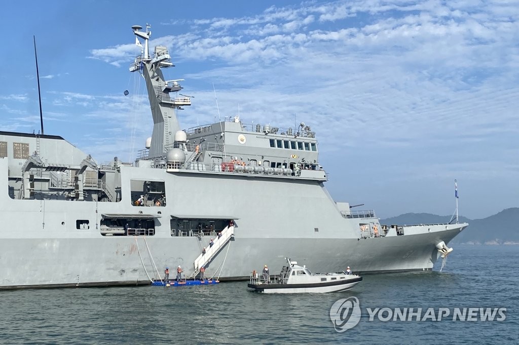 離島の住民 艦艇上でワクチン接種 離島の住民 艦艇上でワクチン接種