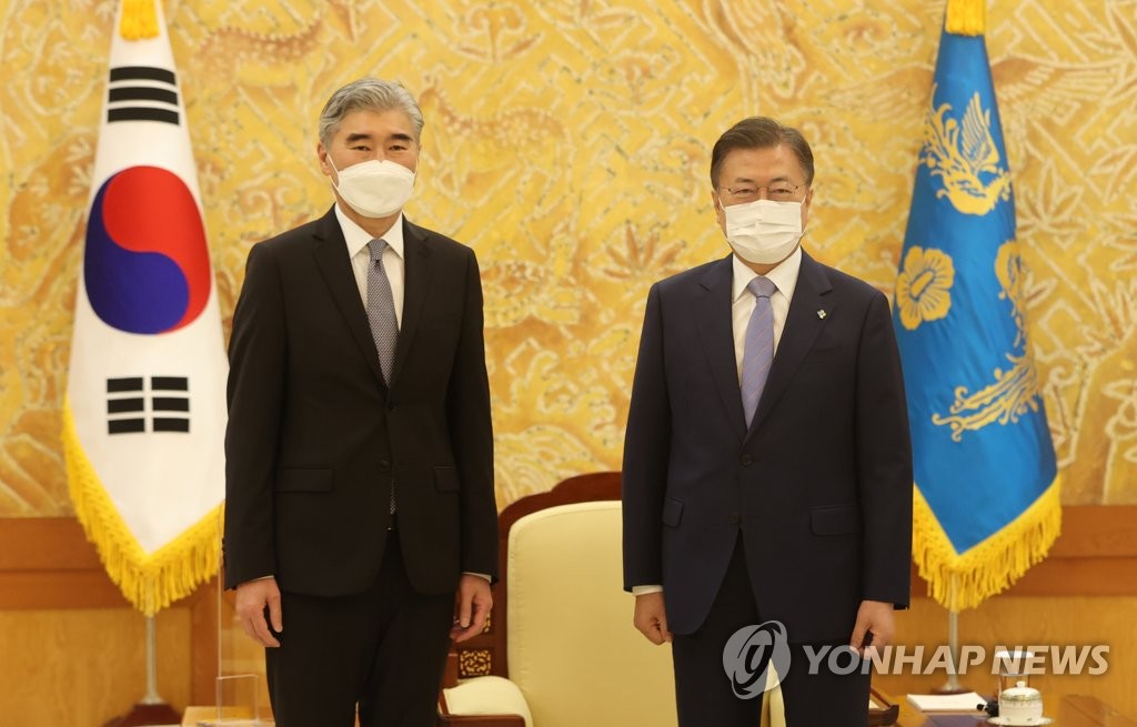 South Korean President Moon Jae-in (R) and U.S. Special Representative for North Korea Sung Kim pose for a commemorative photo at Cheong Wa Dae in Seoul on June 22, 2021. (Yonhap)