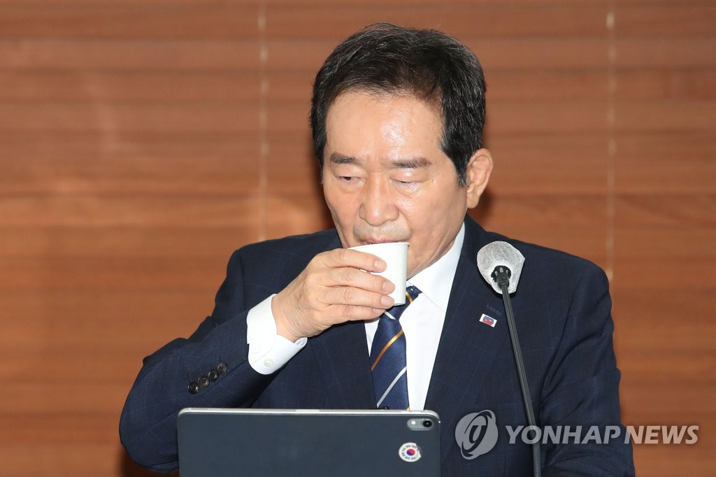 물 마시는 정세균 전 총리