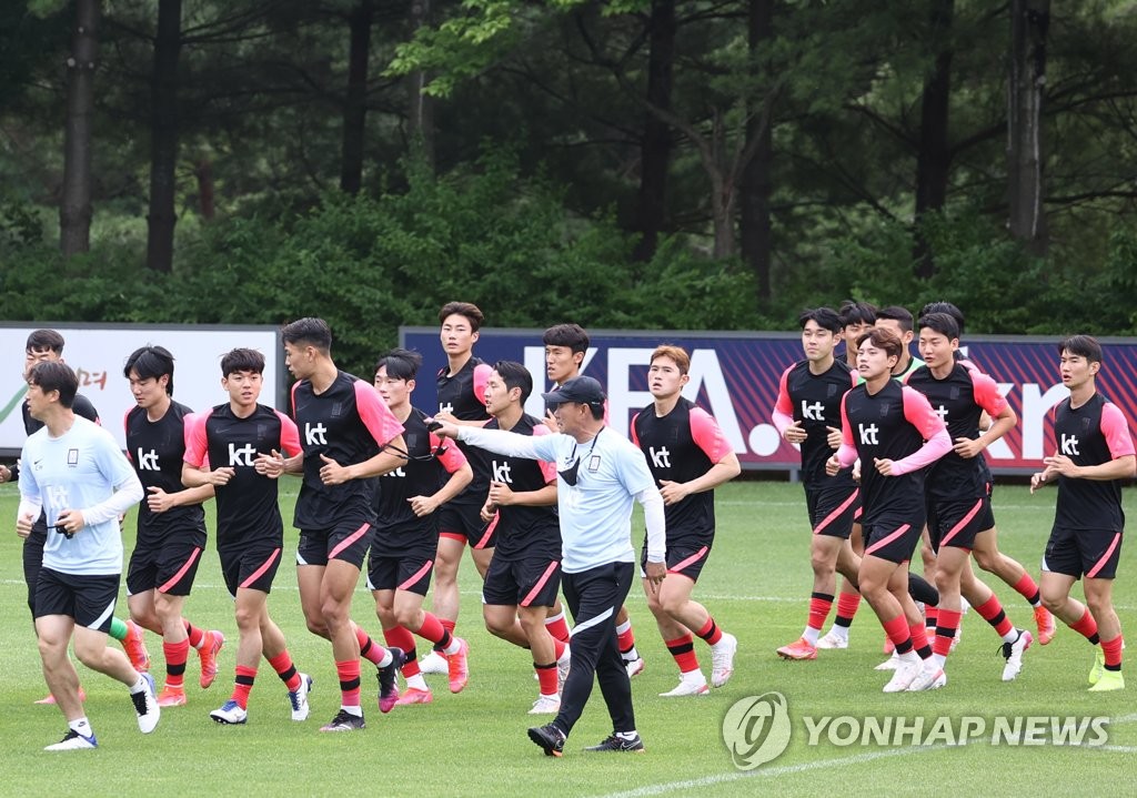 Members of the South Korean men's Olympic football team train at the National Football Center in Paju, Gyeonggi Province, on June 22, 2021. (Yonhap)