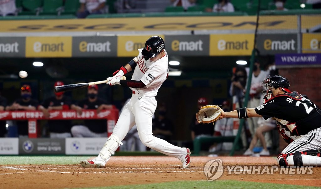 SSG 최지훈 '만루 상황에서 적시타'