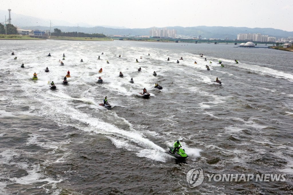 수상오토바이 단체로 출발