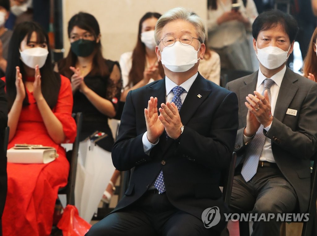 박수치는 이재명 경기도지사