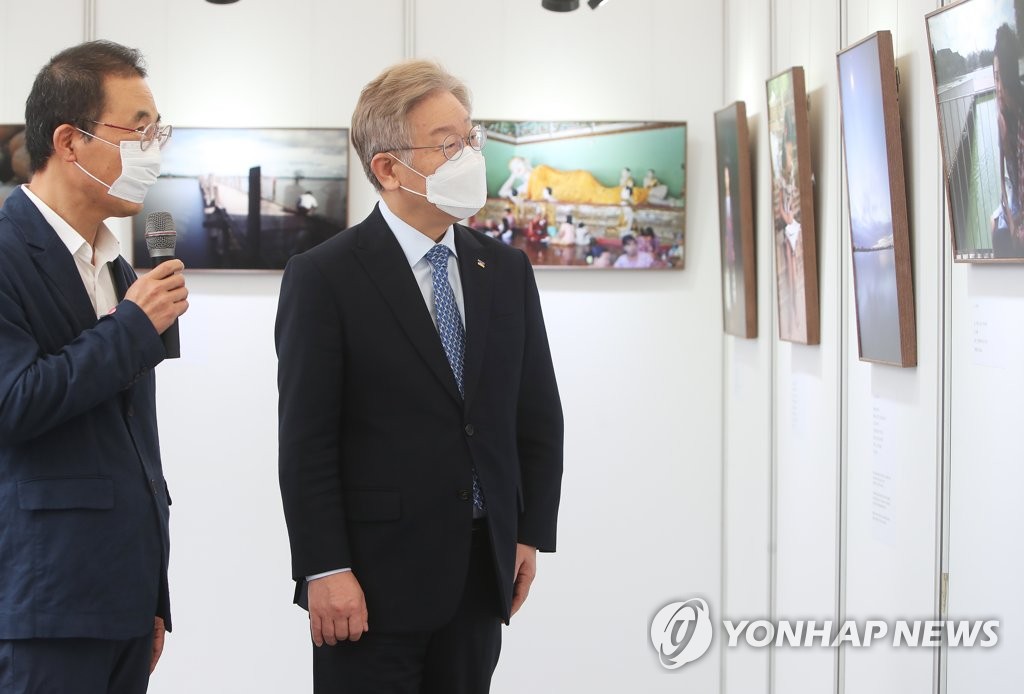 미얀마 평화사진전 관람하는 이재명 경기지사