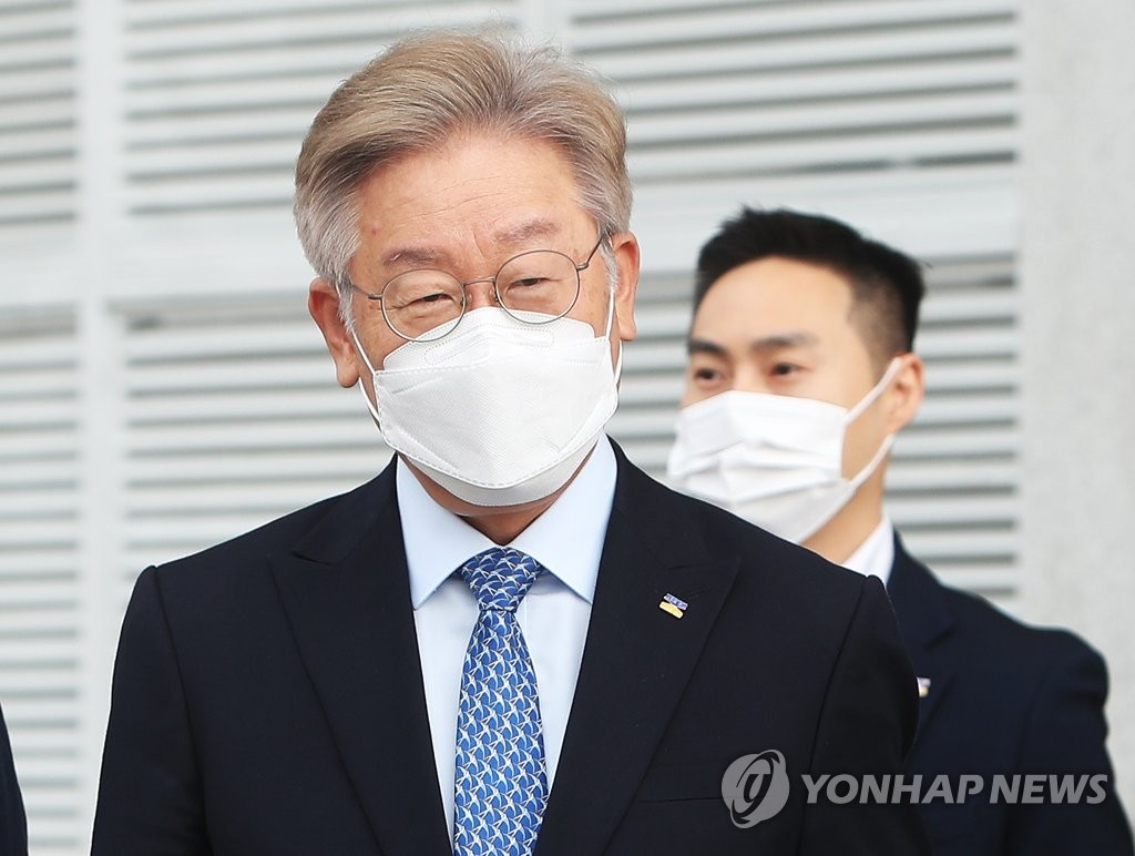 미얀마 평화사진전 참석한 이재명 경기지사