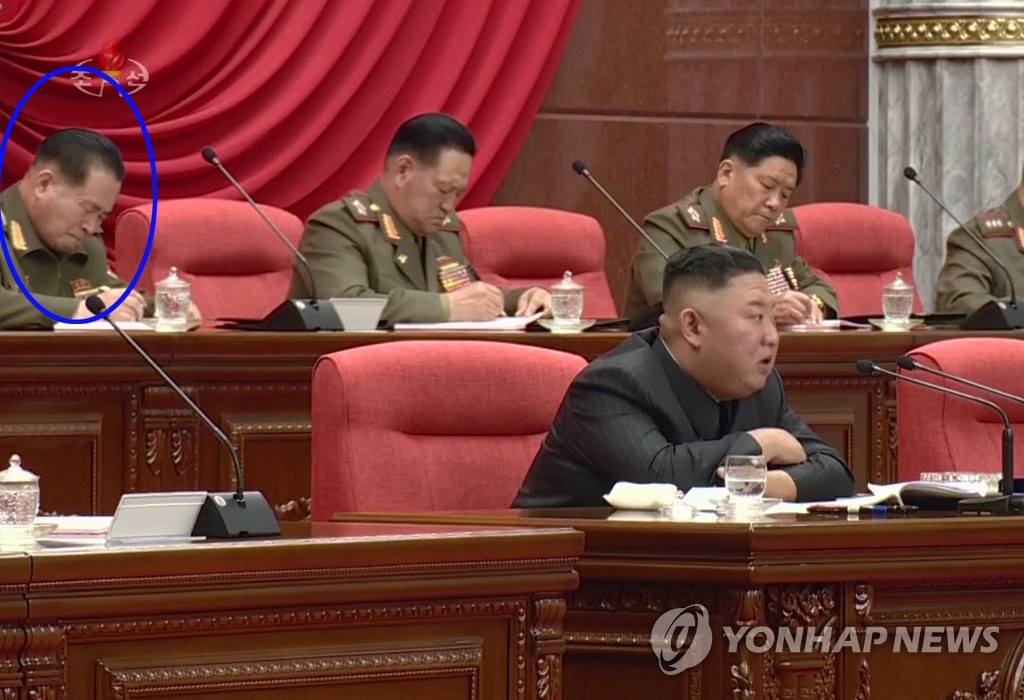 침통한 표정으로 고개 숙인 북한 박정천 군 총참모장